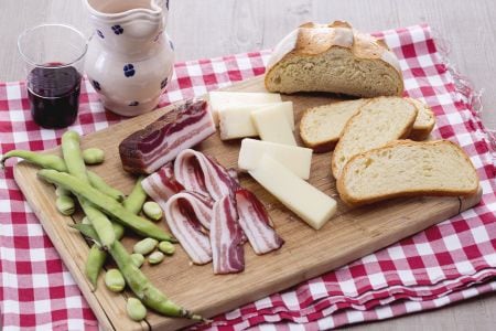 Habas, pecorino y panceta