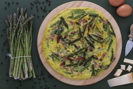 Tortilla con espárragos trigueros y speck