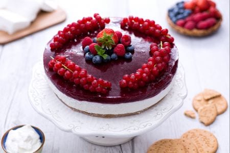 Tarta de yogur con gelatina de fresas y frutos del bosque