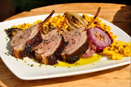 Chuletas de cordero marinadas con verduras a la parrilla