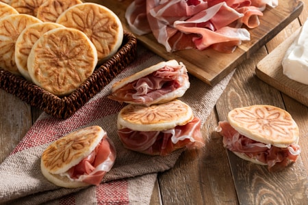 Tigelle jamón crudo y queso cremoso