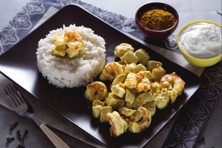 Pollo y gambas al curry con arroz basmati