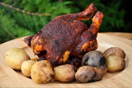 Pollo cocido sobre la lata de cerveza