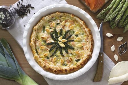 Quiche de salmón con espárragos y puerros
