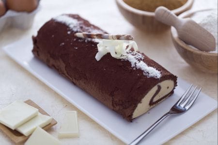 Rollo de cacao con crema de chocolate blanco