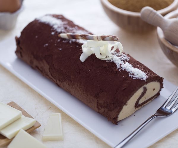 Rollo de cacao con crema de chocolate blanco