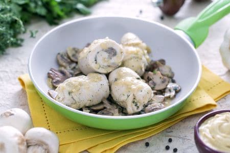 Rollitos de pollo con champiñones y salsa de mostaza