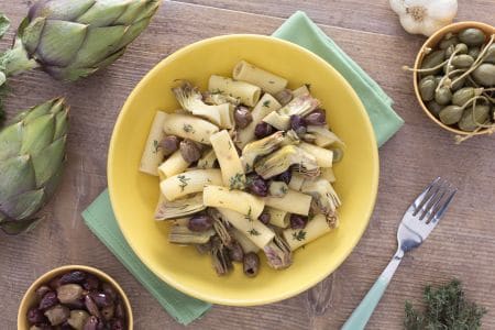 Rigatoni con alcachofas, aceitunas y alcaparras