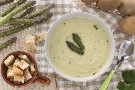 Crema de espárragos y patatas con picatostes