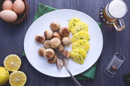 Albóndigas danesas (Frikadeller) con patatas con perejil