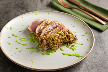 Atún en costra de pistachos