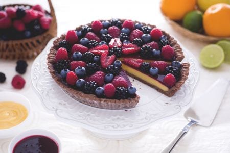 Tarta de cacao con curd de cítricos y coulis de frutos del bosque