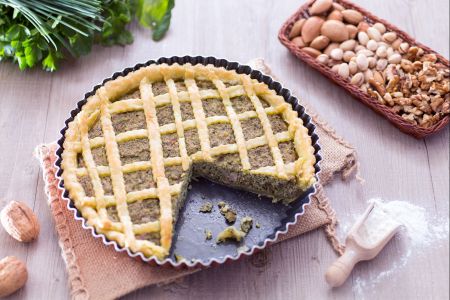 Tarta con pesto mixto y panceta