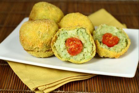 Croquetas de patatas y brócoli con corazón de tomatitos