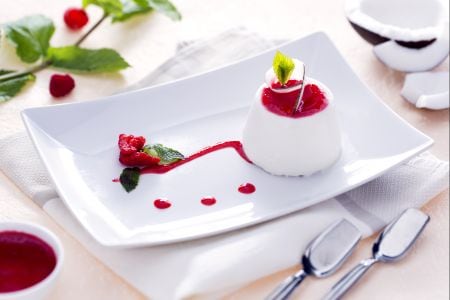 Panna cotta de coco con coulis de frambuesa