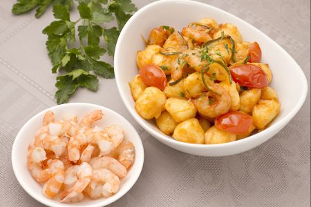 Ñoquis con puerro y gambas