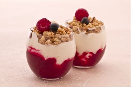 Copas de yogur y frutos del bosque