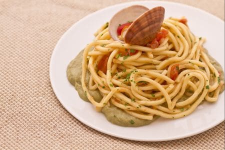 Bigoli con fasolari en cama de crema de alcachofas