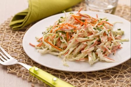 Ensalada de col y zanahorias (coleslaw)