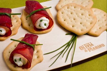Focaccias con rollos de bresaola