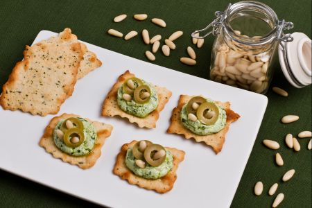 Hojaldres con aceitunas, pesto y ricotta