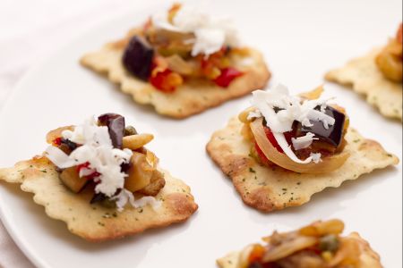 Caponata sobre hojuelas con aceitunas
