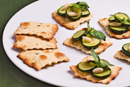 Hojaldres con aceitunas y calabacines salteados