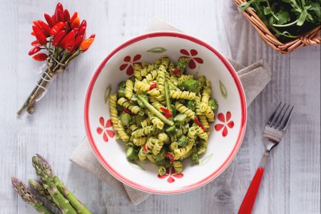 Pasta con pesto de rúcula y espárragos