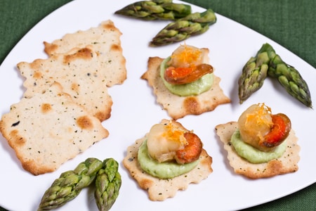 Hojaldres con aceitunas, vieiras y crema de espárragos