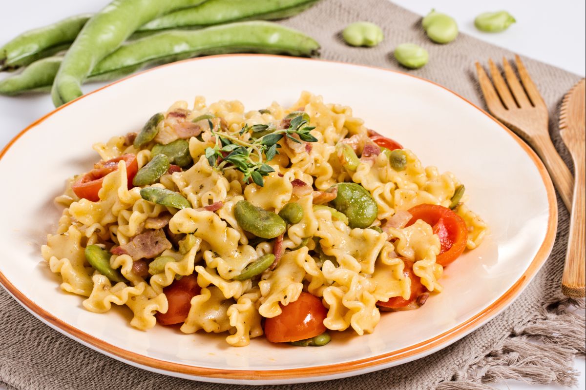 Pasta con habas, panceta y tomatitos
