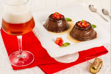 Postre chocolate cerveza y fresas
