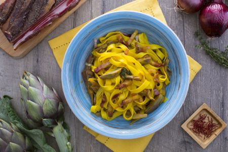 Fettuccine con alcachofas y panceta