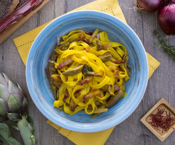 Fettuccine con alcachofas y panceta