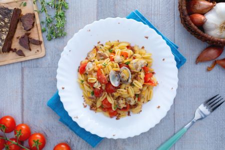 Malloreddus con almejas, tomatitos y huevas de atún