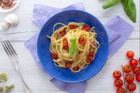 Linguine con tomates cherry confitados