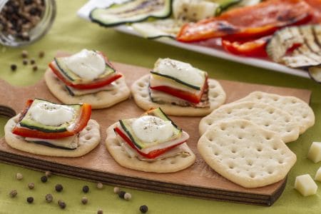 Tostadas con torrecita de verduras y fondue