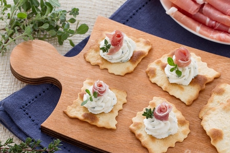 Rositas de jamón crudo en hojaldres clásicos