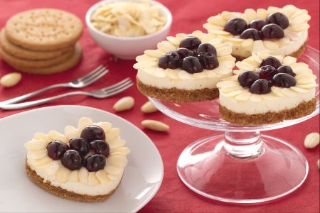 Corazones de cheesecake con almendras y guindas