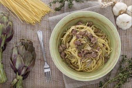 Espaguetis con ragú blanco de alcachofas