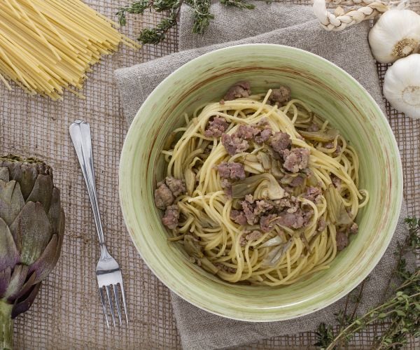 Espaguetis con ragú blanco de alcachofas