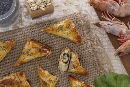 Rollitos de pasta filo con gambas y espinacas