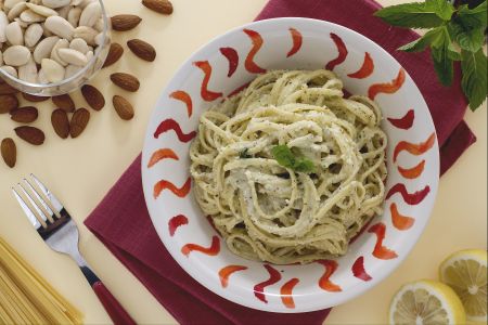 Linguine con pesto de almendras