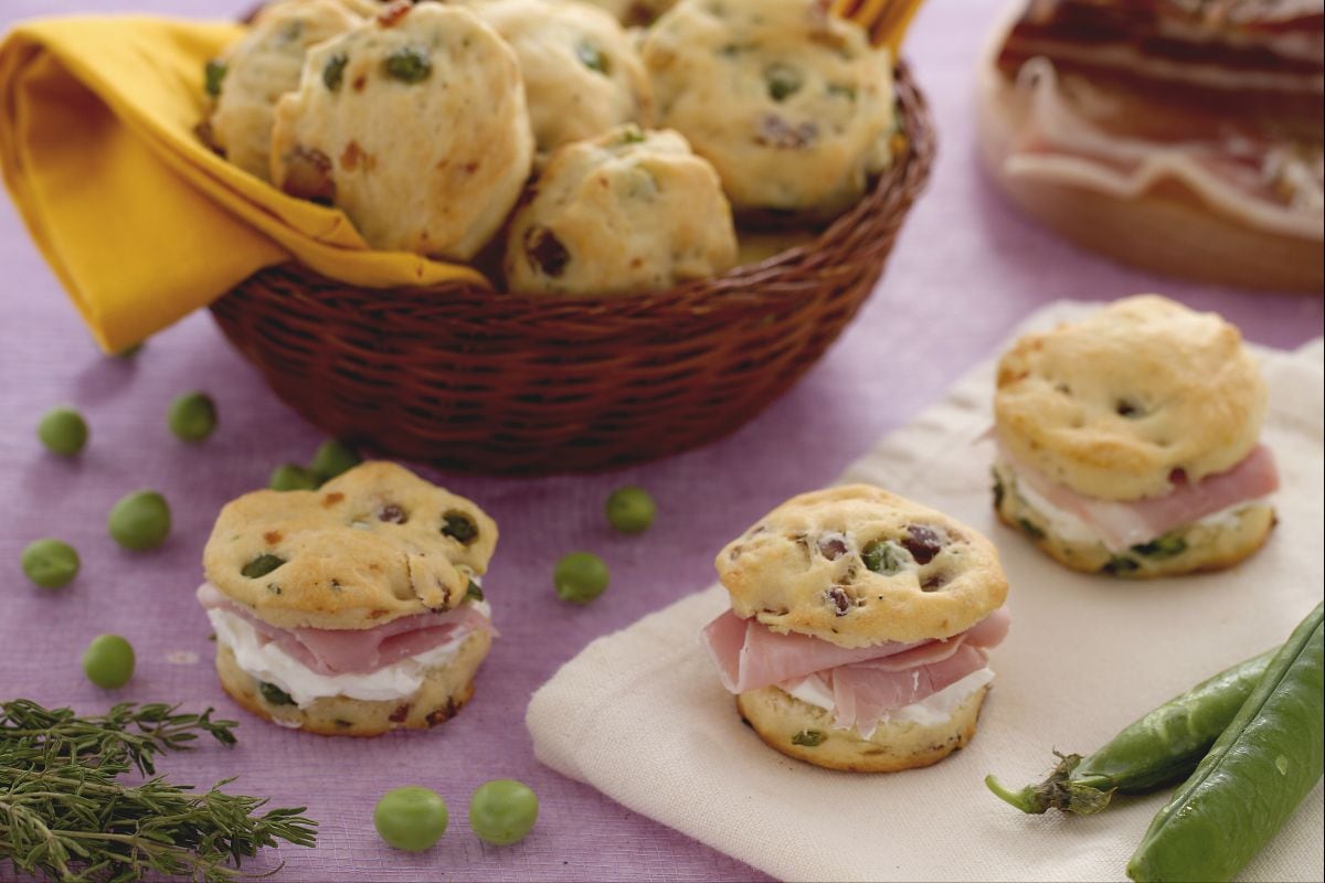 Scones salados con guisantes y panceta