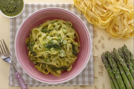 Tagliatelle con espárragos y pesto
