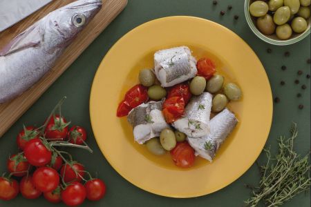 Bacalao al vapor con aceitunas verdes y tomates cherry