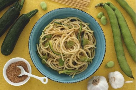 Pasta habas calabacines y bottarga