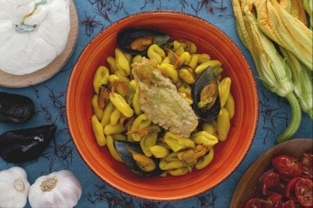 Cavatelli con flores de calabacín, mejillones y azafrán