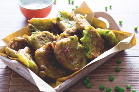 Buñuelos de guisantes con salsa de yogur