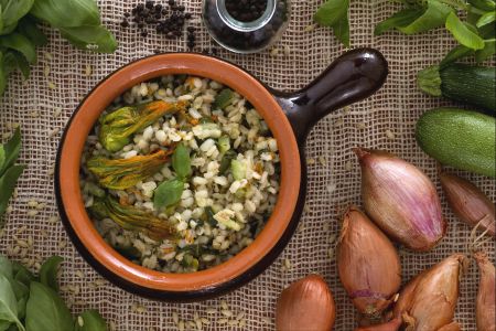 Orzotto con calabacines y flores de calabacín