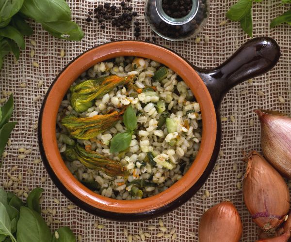 Orzotto con calabacines y flores de calabacín